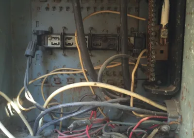 A box with wires and wires in it.